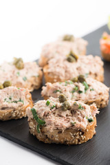 Thunfisch- und Tomatenhappen als Vorspeise