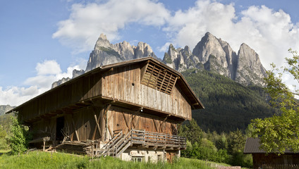Blick auf die Seiser Berge in S&uuml;dtirol von Seis aus Gesehen