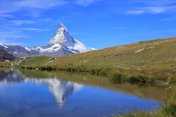 Fototapeta premium Matterhorn and beautiful lake in Switzerland