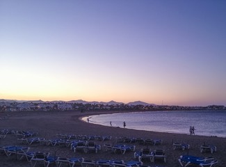 spiaggia tranquilla al tramonto