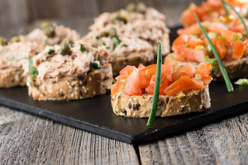 Thunfisch- und Tomatenhappen als Vorspeise