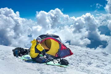 Crédence de cuisine en verre imprimé Alpinisme Mountain climber in advanced base camp of Elbrus mount