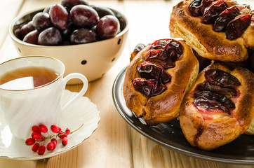 пирожки со сливой
pies with plum 
