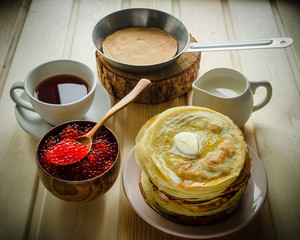 блины с икрой
pancakes with caviar 