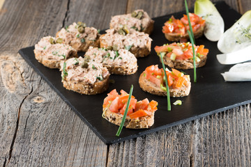 Thunfisch- und Tomatenhappen als Vorspeise