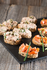 Thunfisch- und Tomatenhappen als Vorspeise
