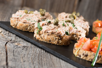 Thunfisch- und Tomatenhappen als Vorspeise