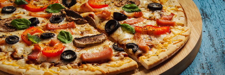 Obrazy na Szkle  Pizza z szynką z bliska skrzynka na listy