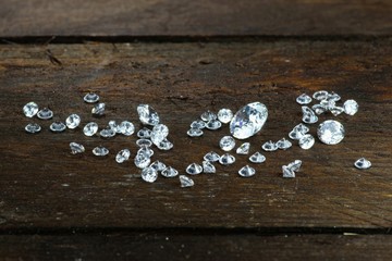 geschliffene Diamanten auf rustikalem Holzhintergrund