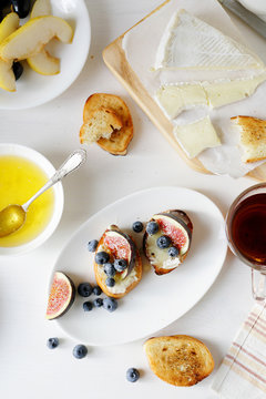 toasts with cheese and fig