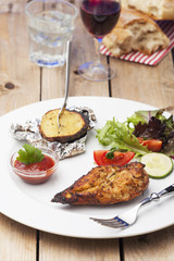 gegrillte Hähnchenbrust mit Salat