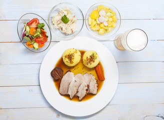 Bayerischer Schweinebraten und Knödel von oben