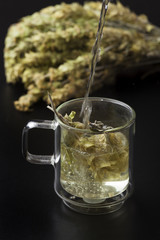 griechische Kräutertee im Glas