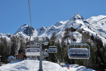 Wyciąg krzesełkowy w ośrodku narciarskim Ponte di Legno