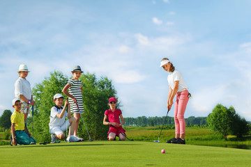 Enfants jouant au golf