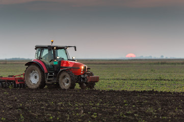 Obraz premium tractor plowing a field