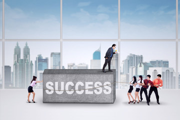 Obraz premium People move an obstacle to success