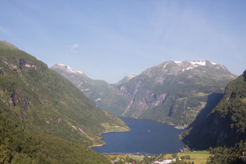 Fototapeta na wymiar Blick auf Geiranger und Geirangerfjord