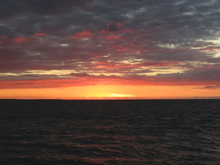 Charente-Maritime - Marsilly - Coucher du soleil sous un ciel nuageux