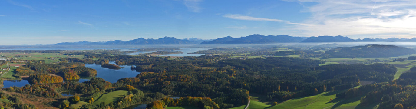 Panorama-Luft vom Chiemsee und den Chiemgauer Alpen