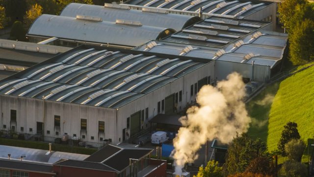 Fumi da una fabbrica in time lapse