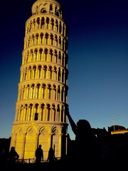 Mantenendo la torre pendente