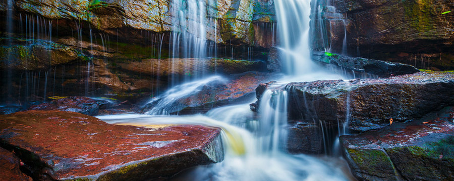Fototapeta Tropikalny wodospad w dżungli panoramy