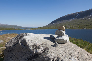 Fototapeta na wymiar Kleine Markierung am See im norwegischen Hochgebirge