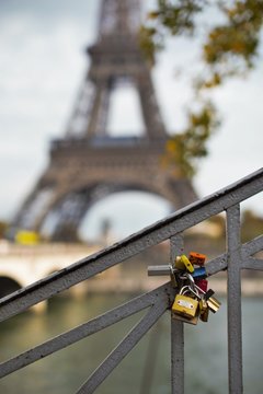 Cadenas de l'amour à Paris, la Tour Eiffel en fond