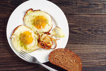 Fried eggs with onion