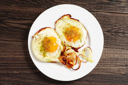 Fried eggs with onion