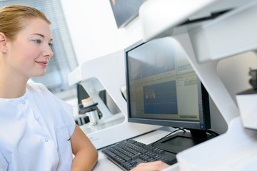 Obraz na płótnie Canvas Female dentist using PC