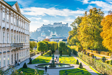 Obraz premium Historyczne miasto Salzburg ze słynnego ogrodu Mirabell, Salzburger Land, Austria