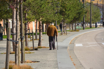 anciano caminando por la calle