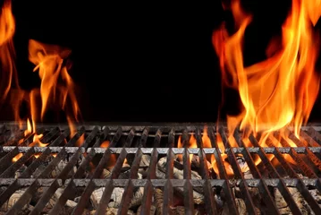 Poster Im Rahmen Leerer Barbecue-Grill mit hellen Flammen-Nahaufnahme © Alex