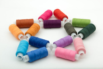Цветные швейные нитки на катушке