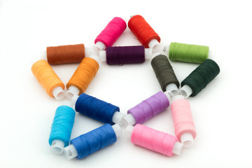 Цветные швейные нитки на катушке