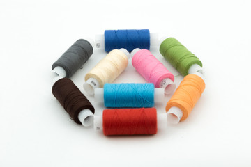 Цветные швейные нитки на катушке