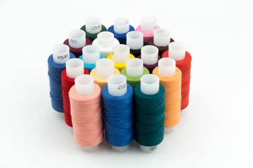 Цветные швейные нитки на катушке