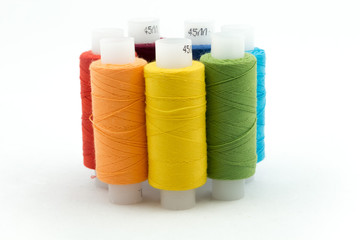 Цветные швейные нитки на катушке
