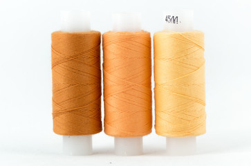 Цветные швейные нитки на катушке