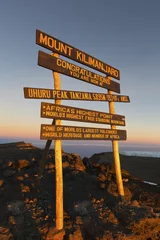 Papier Peint photo autocollant Kilimandjaro Uhuru Peak (highest summit) on Mount Kilimanjaro in Tanzania, Africa.
