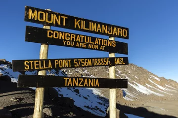 Papier Peint photo Kilimandjaro Stella Point sur le mont Kilimandjaro en Tanzanie, Afrique
