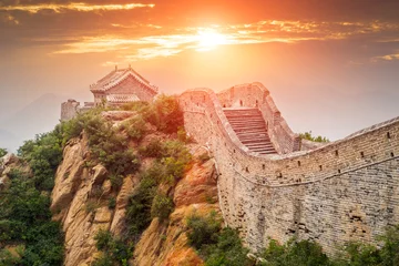 Papier Peint photo Lavable Mur chinois Grande muraille sous le soleil pendant le coucher du soleil，à Pékin, Chine