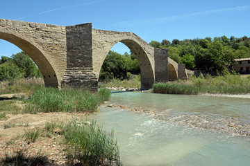 Fototapeta na wymiar alte Römerbrücke über den Rio Isabena in Aragonien