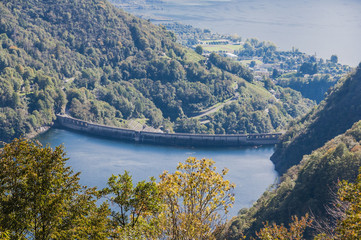 Mergoscia, Dorf, Lago di Vogorno, Stausee, Staudamm, Wasserenergie, Wanderweg, Herbst, Tessin, Schweiz