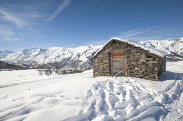 Fototapeta na wymiar Isolated mountain hut in the snow