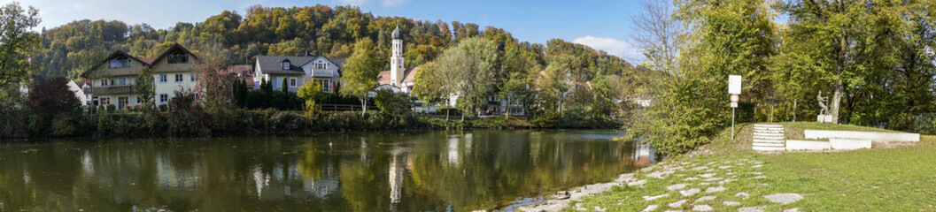 Fototapeta na wymiar Flößerstadt Wolfratshausen im Herbst als Panoramabild