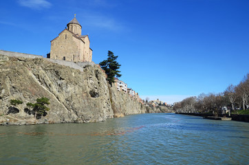 Fototapeta na wymiar Assumption Church on the rock over the Kura River in Metekhi district of Tbilisi 