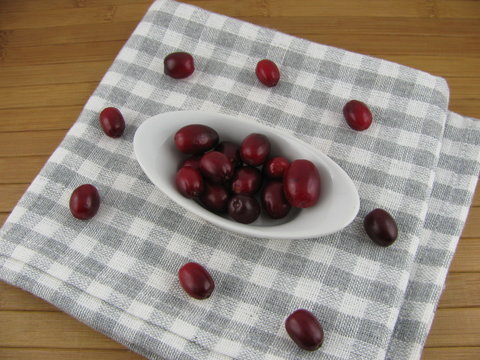 Frische Kornelkirschen im Sch&auml;lchen